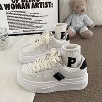 Chaussures blanches à semelle épaisse pour filles, nouvelle mode printemps, chaussures de skate à bout rond, chaussures de sport décontractées