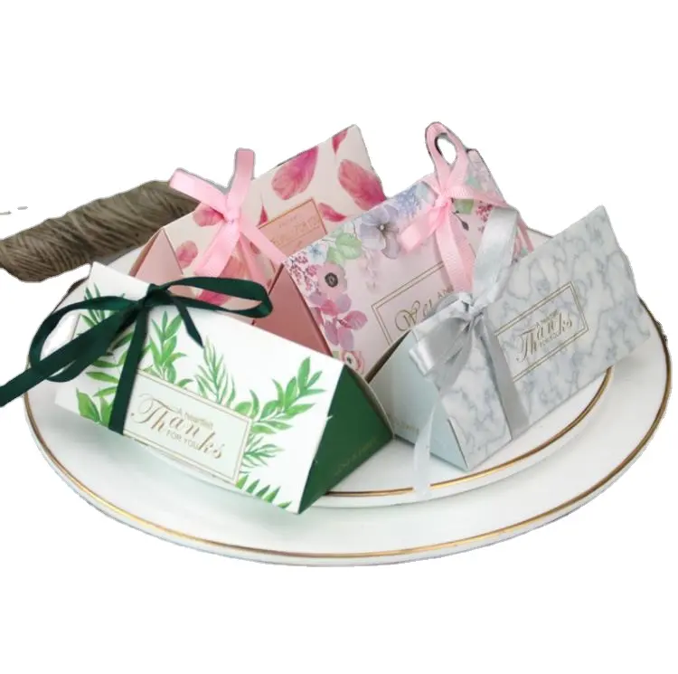 Üçgen şekli şeker kutusu parti düğün hediyelik eşya misafirler için ev dekorasyon bebek duş iyilik kağıt tatlı kutuları toptan