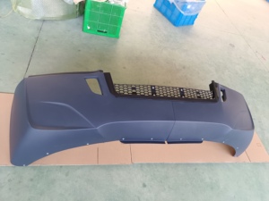 Parachoques con Acabado de Alta Calidad, Orificio para Faros Antiniebla y Franja Pintada, Compatible con Cascadia 2018+ - Product Image 3