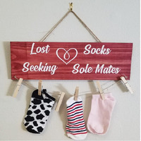 Panneau en bois pour buanderie - 'Chaussettes perdues à la recherche de leur demi-chaussette' pour l'inauguration de la maison