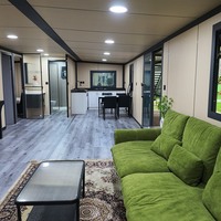 Expédition immédiate : Maison conteneur extensible de 40 pieds avec terrasse couverte, structure noire, 2 chambres, pour camping et complexe hôtelier