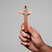 Statue religieuse en bois de crucifix avec médaille argentée de Jésus et de Saint Benoît - Décoration d'autel pour la maison pour les cadeaux religieux catholiques