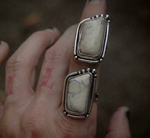 Diseño de tendencia, anillo de racimo de howlita con ajuste de bisel de plata de ley 925 con piedras preciosas blancas naturales, joyería hecha a mano para mujer - Product Image 1