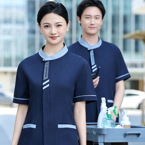 Uniforme Elástico para <span class=keywords><strong>Servicio</strong></span> Doméstico, Hospital, Hotel, Limpieza, Conjunto de Blusa y Pantalón a Rayas con Cuello en V, Marca Privada - Product Image 1