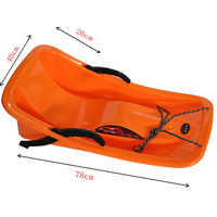 Vente en gros usine – Traîneau de ski en plastique rose vif avec siège ergonomique incurvé et cordon de traction – Traîneau durable pour la neige, les pentes et les sports d'hiver en extérieur