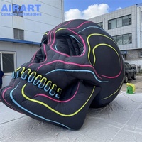 Tête de crâne gonflable d'Halloween avec des lignes imprimées colorées, décoration de scène en forme de tête de squelette gonflable pour festival de musique