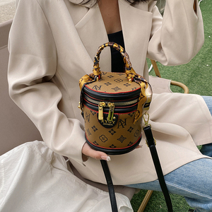 Bolso de Mano Lujoso de Alta Gama para Dama de Diseñador. Bolso de Estilo Moderno con Forro Interior de Poliéster. - Product Image 3