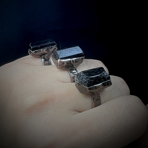 Ventes chaudes - Bague en pierre naturelle de tourmaline noire réglable, bijoux vintage en cristal pour hommes et femmes - Product Image 3