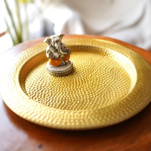 Plateau rond en aluminium doré pour servir à la maison des collations, des boissons, des desserts et de la décoration avec un design léger et durable pour un usage quotidien - Product Image 2