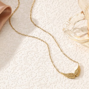 Collana Trendy con Ciondolo Ali d'Angelo in Oro 18K e Catena in Acciaio Inossidabile per Uomo e Donna - Product Image 6