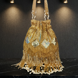 Sac de soirée en daim doré avec motif géométrique et accents de perles, sac à bandoulière fait main pour les événements festifs et les mariages - Product Image 3