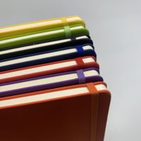Carnet de notes A5 en cuir rigide avec fermeture élastique, logo personnalisé en relief et marque-page en ruban