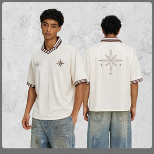 Camiseta Personalizada con Cuello en V, Corte Holgado, 250 g/m², Algodón, Estilo Urbano, Logotipo Personalizado, Marca Privada, Alta Calidad, para Hombre - Product Image 1