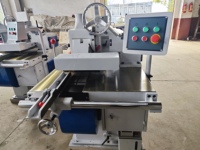 Scie à refendre automatique à lame unique pour le travail du bois et la coupe de bois en ligne droite