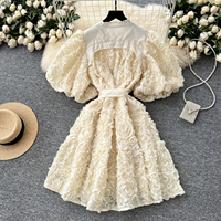 Robe Courte Décontractée Élégante pour Femme avec Appliques Florales 3D, Col Montant, Manches Courtes Bouffantes et Ceinture – Idéale pour les Fêtes