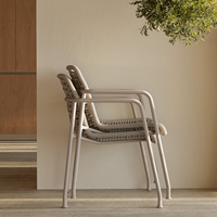 Ensemble de table à manger rectangulaire d'extérieur avec chaises à accoudoirs en aluminium et tissu imperméable, design moderne pour jardin, patio, villa et appartement