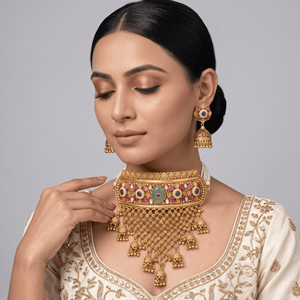 Parure de collier ras-du-cou tendance en laiton plaqué or, style temple, avec pierres multicolores et jhumkis suspendus, idéale pour un anniversaire - Product Image 1