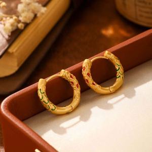 Boucles d'oreilles géométriques dorées rétro tendance pour femmes, style asiatique, luxe français haut de gamme, effet goutte d'huile, cadeau polyvalent, accessoire de mode - Product Image 3