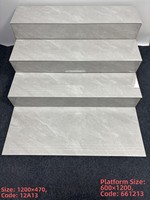 Dalles de carrelage rectangulaires modernes en porcelaine veinée gris clair brillant pour marches d'escalier intérieures, idéales pour les projets d'hôtels et de supermarchés