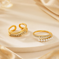 Ensemble de bagues empilables classiques en acier inoxydable plaqué or 18 carats avec serti clos et strass ondulés ajustables