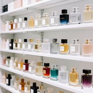 Perfume en Stock <span class=keywords><strong>con</strong></span> <span class=keywords><strong>Aroma</strong></span> Floral y Especiado, Fragancia Sexy y Duradera, Eau <span class=keywords><strong>de</strong></span> Parfum en Spray para <span class=keywords><strong>Mujer</strong></span>, Botella Negra <span class=keywords><strong>de</strong></span> 90 ml - Product Image 4