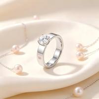 Großhandel Edelstahl 8mm Zirkonia-Ring Golden 6mm Breiter Bandring Runder Solitär-Krallenfassung Sofort Lieferbar Damenschmuck