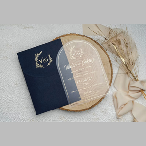 Copertura a singolo lembo con PVC smerigliato invito a nozze interno con una busta di nastro dorato - Product Image 2