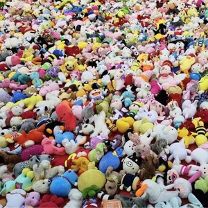 Suministro directo de fábrica: Muñecos para máquinas de garras y juguetes de lanzamiento de aros, de peluche corto de algodón PP, pequeños, para parques de atracciones, vendidos por libra, 0-24 unidades - Product Image 2