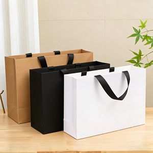 Sac fourre-tout en papier cartonné biodégradable et durable, design personnalisé, poignées en ruban, style classique, emballage pour vêtements - Product Image 1