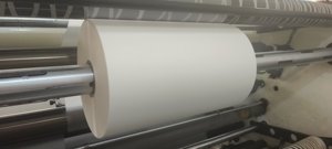 Rollo de película PE/<span class=keywords><strong>BOPP</strong></span>/PET metalizado al vacío de plata de 8 micras, película de laminación térmica para embalaje - Product Image 3