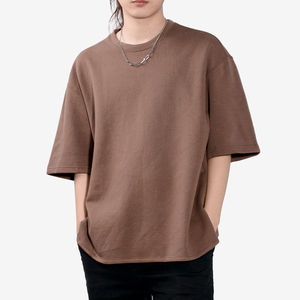 Camiseta YinQu de Algodón Grueso Tejido con Cuello Ancho, Estampado Personalizado con Serigrafía Puff, Camiseta Oversize de Hombre con Hombros Caídos y Corte Cuadrado AMEKAJI - Product Image 3