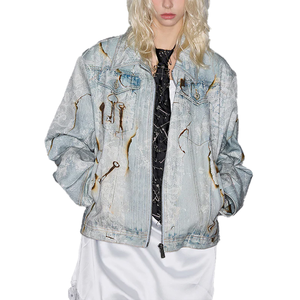 ชุดแจ็คเก็ตเดนิมปะต่อผ้าลูกไม้แบบเบิร์นเอาท์สำหรับผู้หญิง พร้อมกางเกงยีนส์ ลายกราฟิกวินเทจพิมพ์ลายกุญแจ ชุดเดนิมสองชิ้นแบบทำสีซีด - Product Image 4