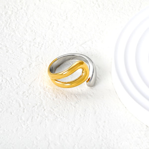แหวนเรขาคณิตสองสี ทอง 18k ลายฉลุแบบไม่สมมาตร เครื่องประดับสำหรับทุกเพศ เหมาะสำหรับเป็นของขวัญ - Product Image 2