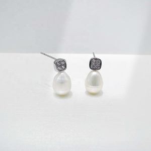 Boucles d'oreilles minimalistes d'été en argent sterling 925 plaqué or 14 carats, faites à la main, avec nœud délicat et perle baroque pour femme. - Product Image 3