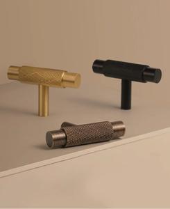 Mango largo de latón negro y latón antiguo dorado mate moleteado para cajones de muebles de estilo moderno y puertas de gabinetes - Product Image 4