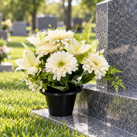Fleurs artificielles funéraires dans un pot noir, arrangement mixte marguerite et lys pour la décoration des tombes et des monuments funéraires