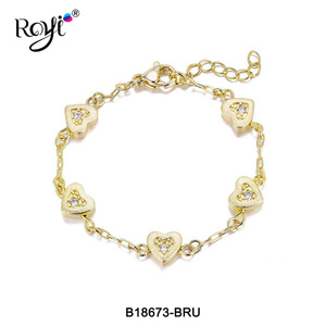 Bracelet en or 14 carats avec pendentif cœur pour femme, 5 pendentifs cœur finition brossée avec pierres CZ, chaîne délicate, fermoir mousqueton réglable - Product Image 1