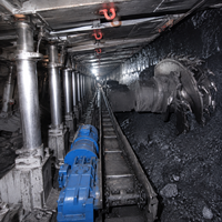 Convoyeur à grattoirs robuste avec plateau en acier de gros calibre, capacité de 8500 kg, garantie de 1,5 an pour le transport minier souterrain