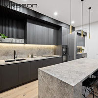 Ensemble de meubles de cuisine modulaires de luxe écologiques avec îlot cascade, lustre géométrique en laiton et design de fenêtre urbaine – Garantie 5 ans