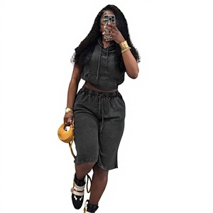 Ensemble 2 pièces pour femmes, haut court à capuche en tissu éponge, short sans manches, couleur unie, coupe ample, longueur aux genoux, décontracté, pour toutes les saisons - Product Image 3