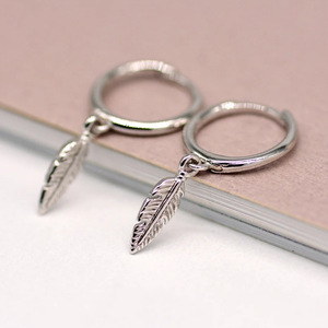 Orecchini a Goccia con Piuma, Design Minimalista alla Moda, Gioielli Eleganti per Donne - Product Image 6