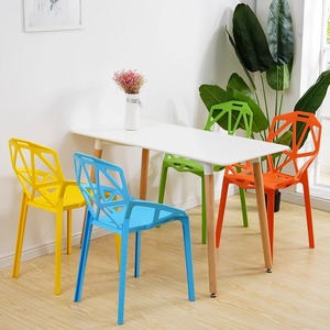 <span class=keywords><strong>Chaise</strong></span> de salle à manger moderne et élégante en PP, à dossier creux polygonal, avec vis de fixation, idéale pour les restaurants et cafés en extérieur - Product Image 2