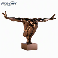 Statue de Homme en Bronze Grandeur Nature, Sculpture Athlétique Équilibrée, Art Métallique pour Hall d'Hôtel, Fabrication Personnalisée