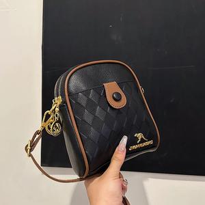 กระเป๋าโทรศัพท์มือถือแบบสะพายข้าง PU ลายปักใหม่ พร้อมกระเป๋าใส่เหรียญและช่องใส่ของหลายช่องเพื่อการใช้งานที่สะดวก - Product Image 4