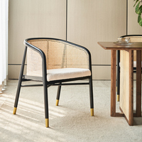 Fauteuil en bois massif noir moderne et durable en gros, chaise de salle à manger avec dossier en rotin naturel pour la maison, les restaurants et les villas