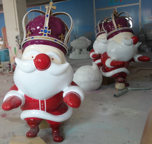 Scultura Natalizia Personalizzata in Fibra di Vetro: Babbo Natale Elfo con Scatola Regalo Forata - Product Image 6