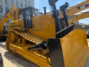 Topadora de cadenas CAT D8R usada en buen estado, unidad potente equipada con desgarrador para limpieza de terrenos y trabajos de vertederos masivos - Product Image 3