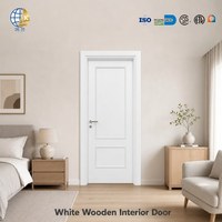Porte intérieure en bois massif sur mesure, panneau polymère laqué blanc, ouverture à pousser et tirer, usage résidentiel moderne