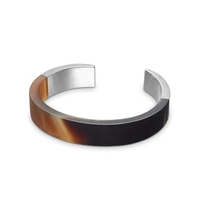 Brazalete de Cuerno de Búfalo Ancho Hecho a Mano por Minh Giang, Joyería Artesanal con Detalles Recortados, Estilo Natural - Product Image 2