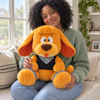 Peluche chien personnalisée avec oreilles tombantes, bandana à motifs, langue sortie et pose assise, service de conception d'habillement personnalisé